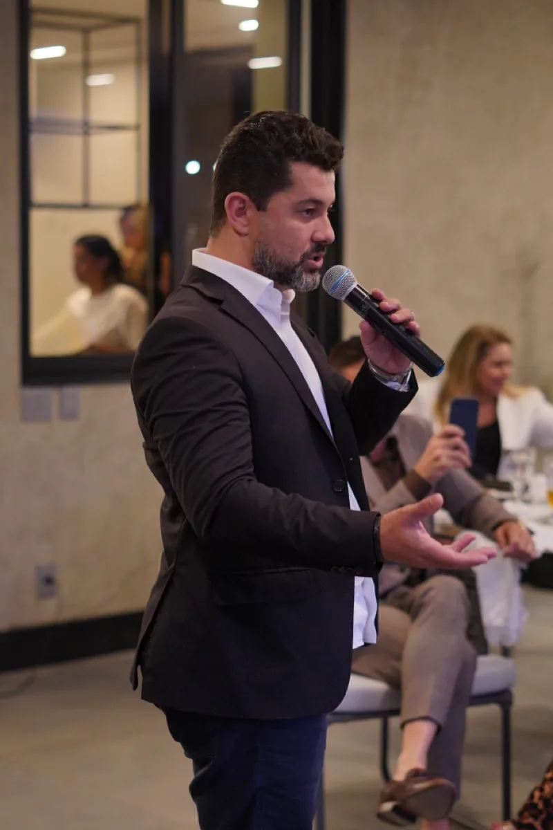 Fábio Valois orientando empresários durante encontro do Desafio Empreendedor